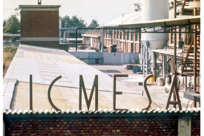 Příslušník Carabinieri﻿ instaluje výstražnou ceduli v zamořené zóně po úniku dioxinu z továrny ICMESA. Seveso, Itálie, červenec 1976. Kolorováno