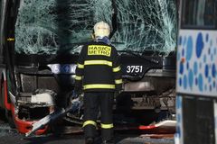 Při nehodě dvou autobusů na pražském Chodově se zranilo 18 lidí, většina jsou děti