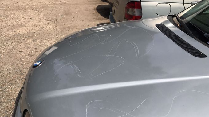 V Praze řádil vandal, poškrábal více než 40 aut