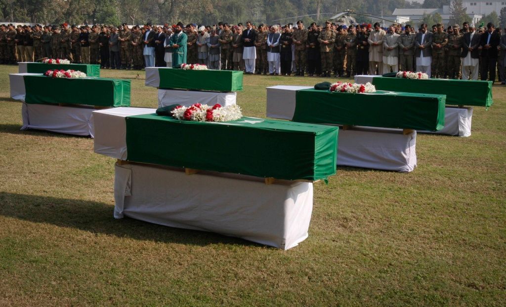 Pákistán - rakve pákistánských vojáků zabitých při útoku NATO