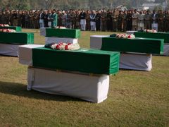 Rakve s pákistánskými vojáky zabitými při útoku NATO.