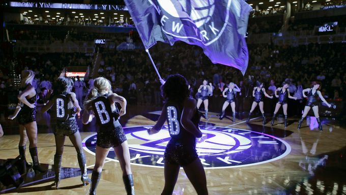 Podívejte se na střelu fanouška Atlanty, která skončila na obroučce. I tak ale vyhrál 1000 dolarů.