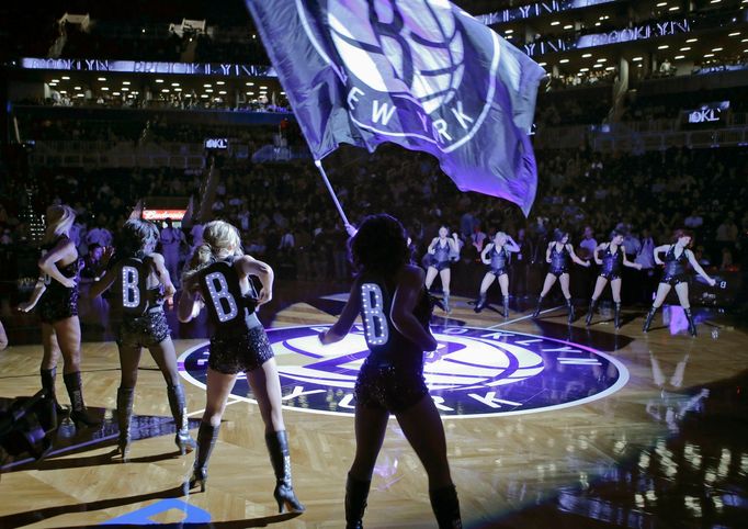 Cheerleaders Brooklyn Nets před zápasem NBA