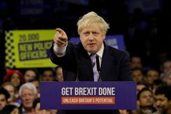 Série porážek pro Johnsona: dětští uprchlíci budou moct za rodiči i po brexitu
