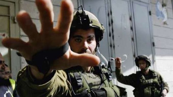 Podaří se uzavřít takovou dohodu, která by ukončila ozbrojené střety ? Na snímku izraelský voják při operaci na západním břehu Jordánu.