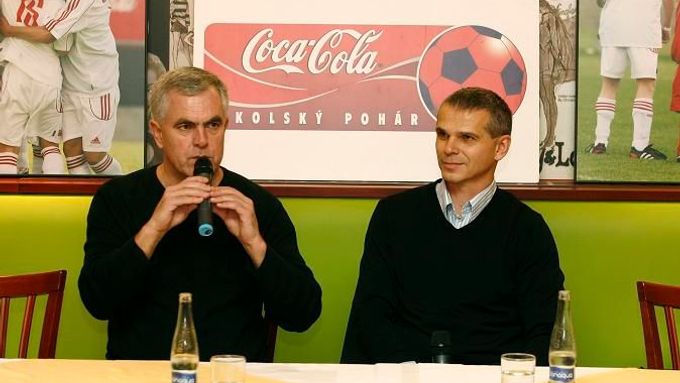 Trenér fotbalistů do 21 let Vítězslav Lavička (vpravo) a komentátor ČT Pavel Čapek