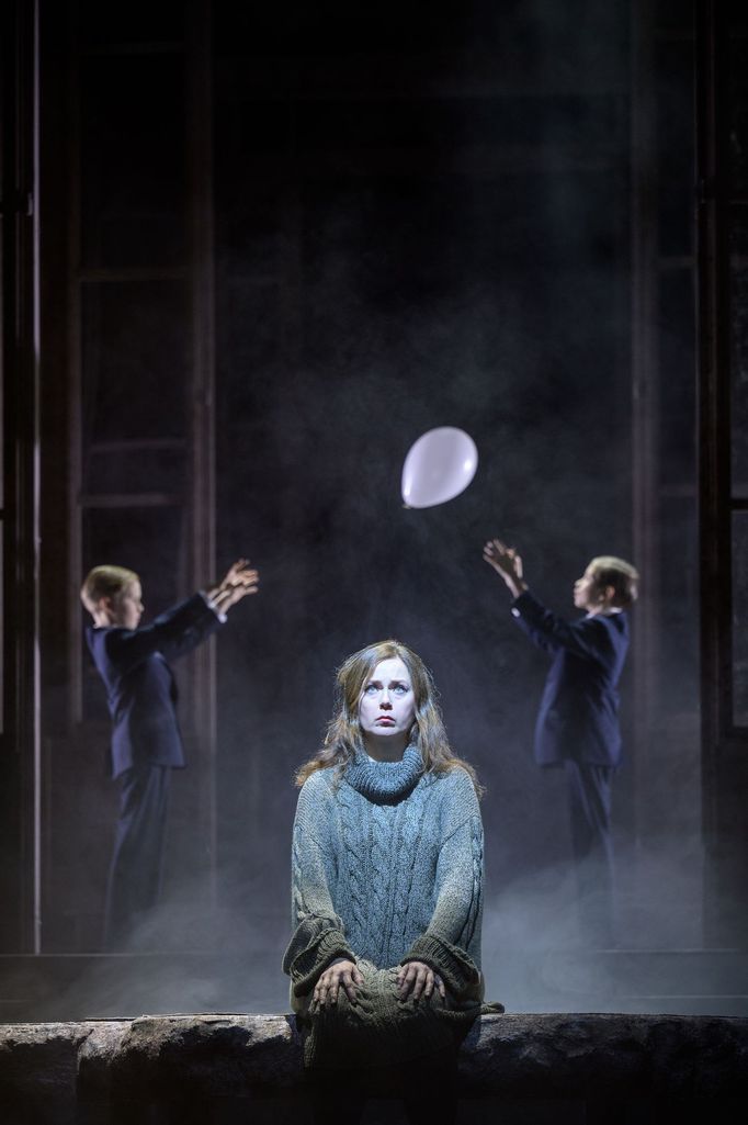 Médeiny děti si v pozadí nevinně hrají, zatímco jejich matka plánuje jejich vraždu.