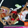 Česká basketbalistka Ilona Burgrová bojuje o míč v sevření Chorvatek Mirny Mazičové (vlevo) a Marijy Vrsaljkové v utkání skupiny A na OH 2012 v Londýně.