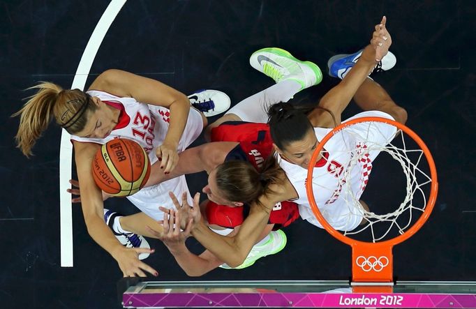 Česká basketbalistka Ilona Burgrová bojuje o míč v sevření Chorvatek Mirny Mazičové (vlevo) a Marijy Vrsaljkové v utkání skupiny A na OH 2012 v Londýně.