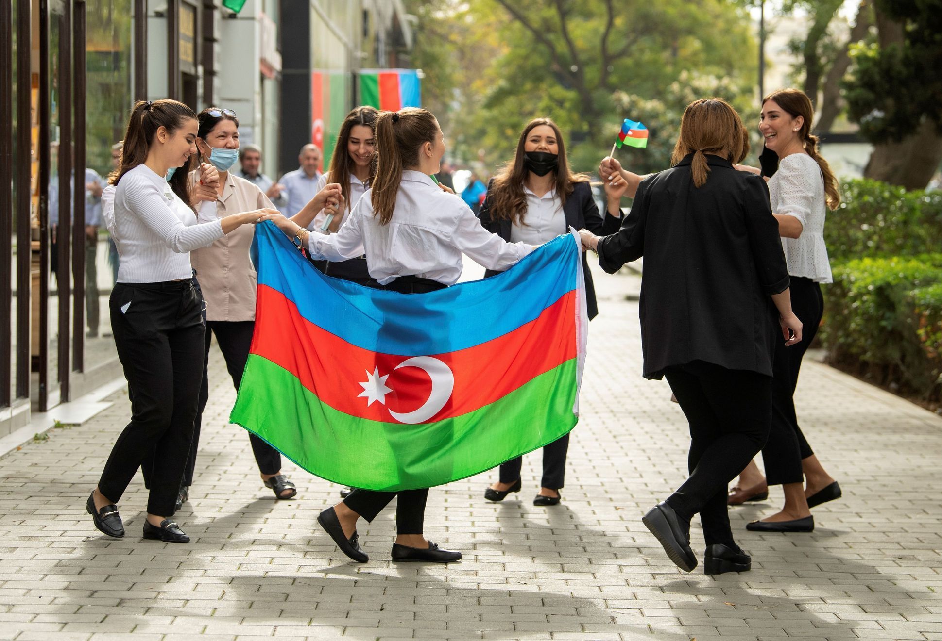 Зачем азербайджану. Азербайджанские люди. Азербайджан народ. Баку народ. Азербайджан люди фото.