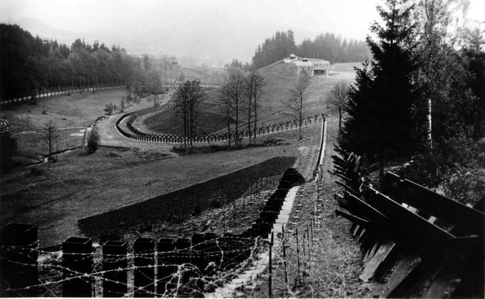 V roce 1935 přistoupila ČSR dle francouzského vzoru k budování stálého opevnění. K řízení těchto prací bylo 20. března 1935 vytvořeno Ředitelství opevňovacích prací (ŘOP). Během pouhých tří let se podařilo vytvořit dílo, jež budí dodnes právem obdiv. Stavebně bylo dokončeno 227 izolovaných pěchotních srubů, pět mohutných dělostřeleckých tvrzí Smolkov, Hůrku, Boudu, Adam a Haničku a na deset tisíc objektů lehkého opevnění. (Vojenský historický ústav/Eduard Stehlík)