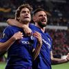 Marcos Alonso a Olivier Giroud slaví gól Chelsea v prvním čtvrtfinále Evropské ligy Slavia - Chelsea