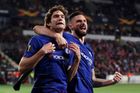 Marcos Alonso a Olivier Giroud slaví gól Chelsea v prvním čtvrtfinále Evropské ligy Slavia - Chelsea