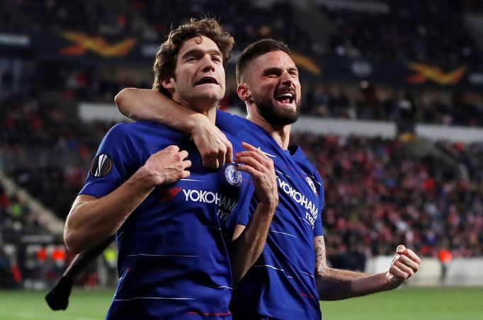 Marcos Alonso a Olivier Giroud slaví gól Chelsea v prvním čtvrtfinále Evropské ligy Slavia - Chelsea