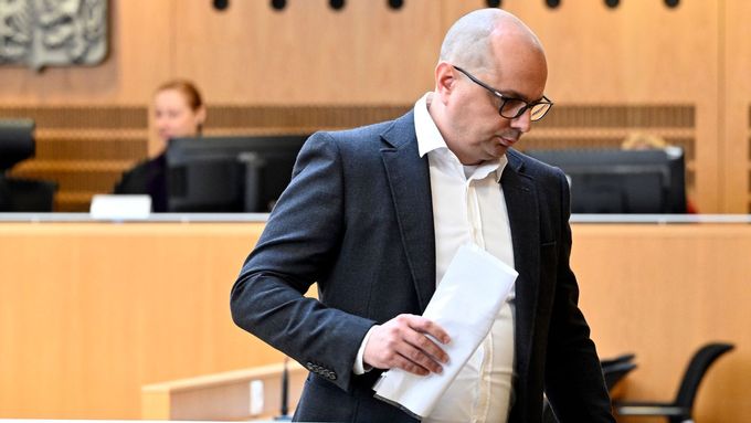 Pavel Dovhomilja u Obvodního soudu, který jednal o dohodách o vině a trestu v korupční kauze pražského dopravního podniku Dozimetr, 16. dubna 2025, Praha.