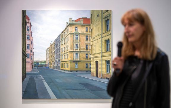 Ivana Lomová před svým obrazem v DOX.