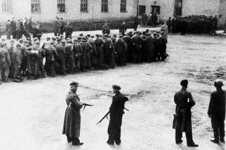 Zajatí němečtí vojáci v květnu 1945 na Příbramsku.