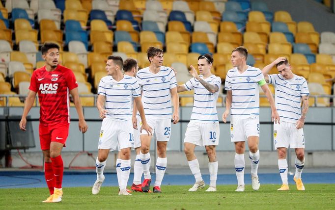 Radost fotbalistů Dynama Kyjev po vstřelení gólu do sítě Alkmaaru.