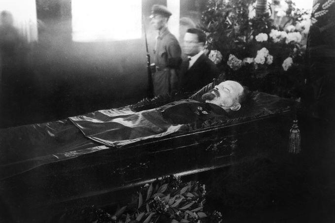 Pohřeb zakladatele Čeky Felixe Edmundoviče Dzeržinského v Moskvě v roce 1926.