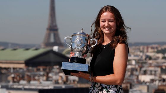 Barbora Krejčíková s pohárem Suzanne Lenglenové.