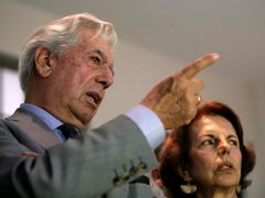 Nobelovu cenu za literaturu získal Mario Vargas Llosa - na snímku se svou manželkou.