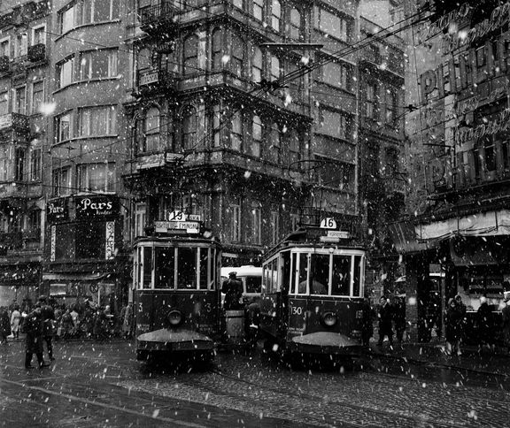 Tramvaje na rohu istanbulského náměstí Galatasaray v 60. letech.