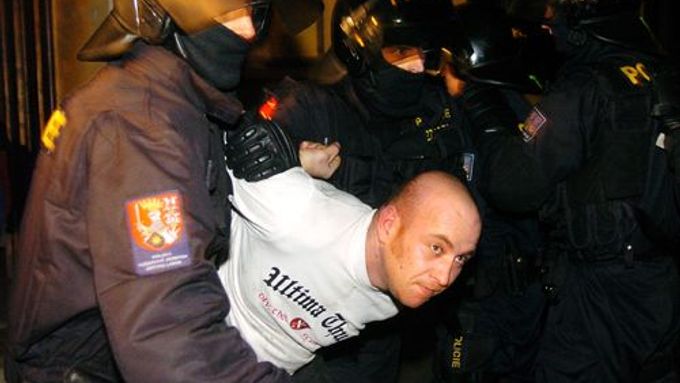 Zásah policie proti neonacistům v Zlaté Olešnici