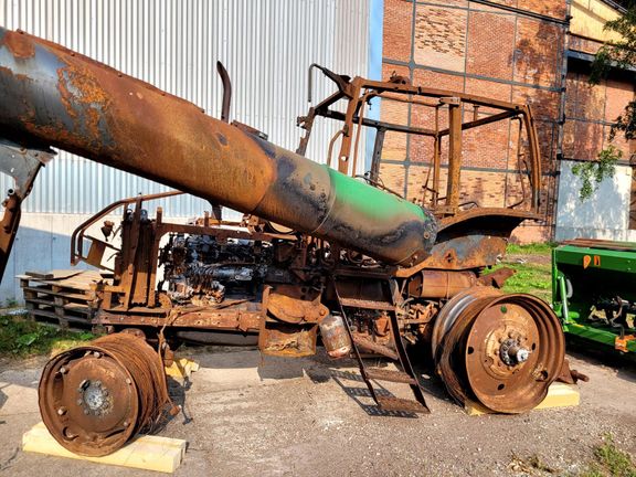 Jeden z mnoha ukrajinských zemědělských strojů, který zničily ruské rakety. Tento uvidí návštěvníci výstavy  Ukrajinská pole orná a válečná v Ostravě.