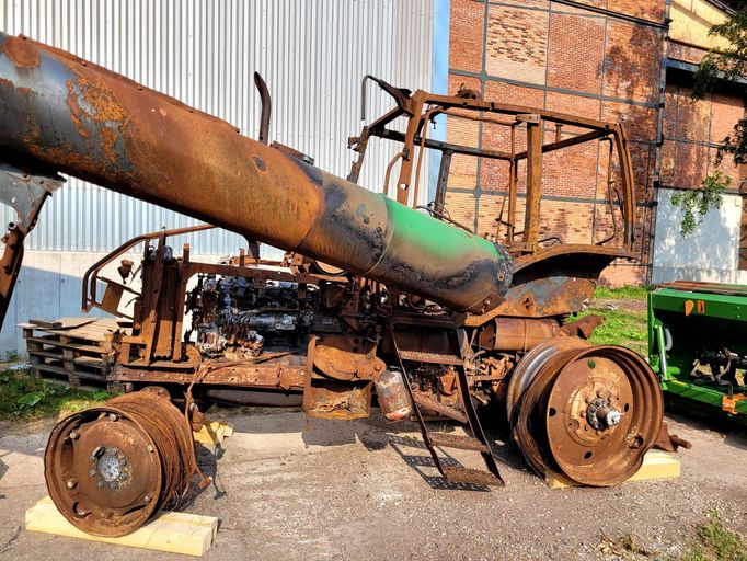 Jeden z mnoha ukrajinských zemědělských strojů, který zničily ruské rakety. Tento uvidí návštěvníci výstavy  Ukrajinská pole orná a válečná v Ostravě.