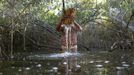 A Yawalapiti man uses branches from the timbo plant to spread natural toxins to paralyse fish and capture them by hand in the Xingu National Park, Mato Grosso State, May 7, 2012. In August the Yawalapiti tribe will hold the Quarup, which is a ritual held over several days to honour in death a person of great importance to them. This year the Quarup will be honouring two people - a Yawalapiti Indian who they consider a great leader, and Darcy Ribeiro, a well-known author, anthropologist and politician known for focusing on the relationship between native peoples and education in Brazil. Picture taken May 7, 2012. REUTERS/Ueslei Marcelino (BRAZIL - Tags: SOCIETY ENVIRONMENT) ATTENTION EDITORS - PICTURE 19 OF 28 FOR PACKAGE 'LIFE WITH THE YAWALAPITI TRIBE' Published: Kvě. 15, 2012, 5:11 odp.