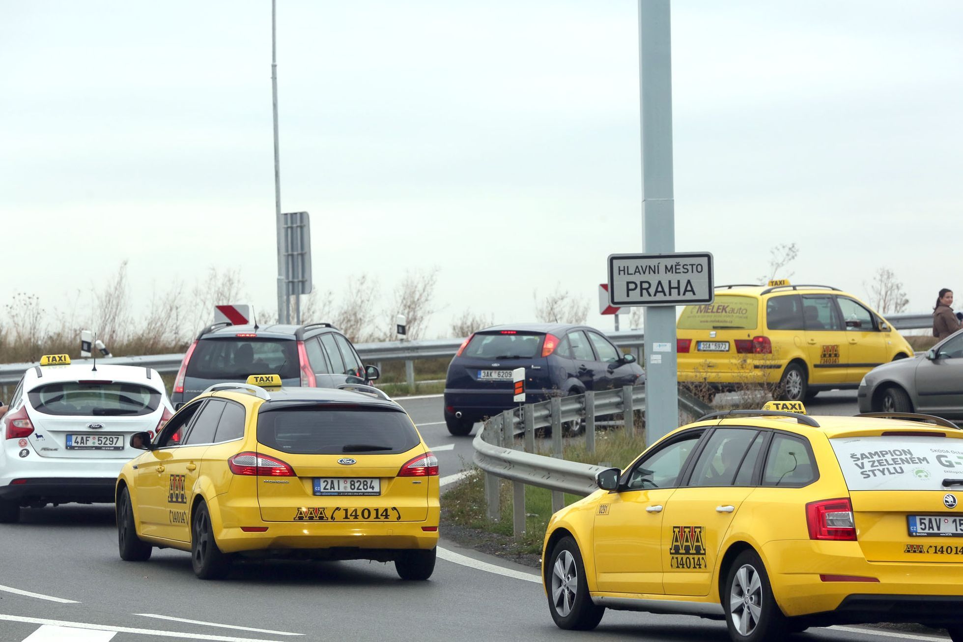 Taxikáři blokují cestu k letišti
