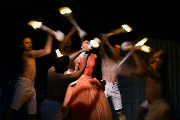 Uprostřed je Kristina Kornová jako Dívka s pomerančem při zkoušce.