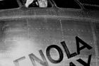 První pilot Paul Tibbets mává z bombardéru Enola Gay před vzlétnutím.