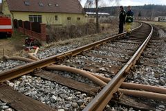 Na trať mezi Ledčí a Vlastějovicemi se po noční bouřce sesunul svah