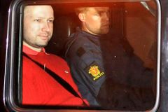 Ministr skončil, neustál kritiku po Breivikově masakru