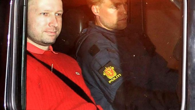 Breivik na cestě k soudu, který rozhodl o uvalení vazby.