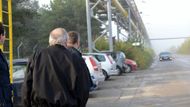 Před desátou dopolední tu již netrpělivě vyhlížejí předsedu.