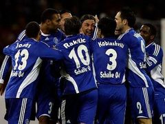 Hráči Schalke oslavují Bordonův gól do sítě Karlsruhe