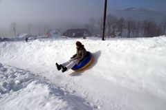 Žena se v Krušných horách vážně zranila při snowtubingu, dítě stačila zachránit