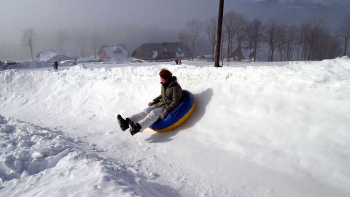 Žena se v Krušných horách vážně zranila při snowtubingu, dítě stačila zachránit