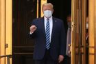 Americký prezident opouští po hospitalizaci vojenskou nemocnici, ve které se léčil s nemocí covid-19