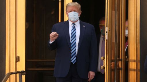 Americký prezident opouští po hospitalizaci vojenskou nemocnici, ve které se léčil s nemocí covid-19