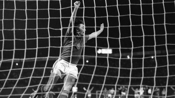 Antonín Panenka slaví proměněnou penaltu ve finále ME 1976 v Bělehradu proti Německu.