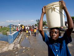 Haiťan vleče kanystr vody do Cité Soleil.