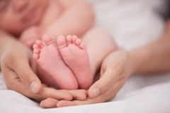 Na Ukrajině se narodilo druhé dítě na světě se třemi genetickými rodiči