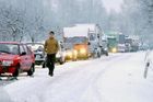 Česko zasypal sníh, na cestách hrozí náledí a jazyky