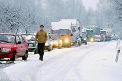 Dopravu komplikuje nový sníh. Boural traktor i popeláři