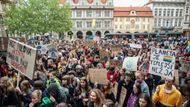 Studenti se opět setkali v hojném počtu na Malostranském náměstí