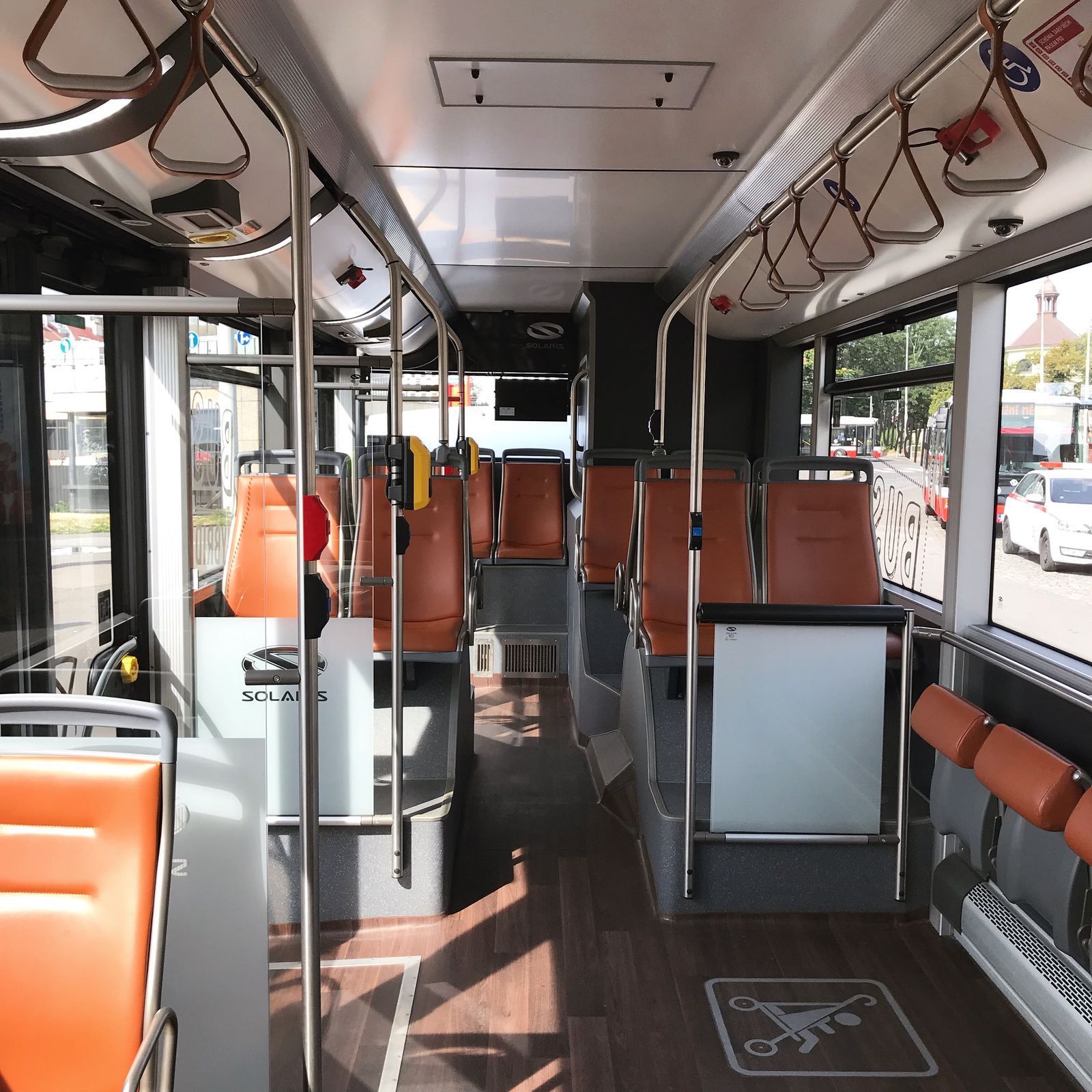 Solaris autobus Praha interiér