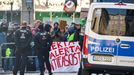 Více než čtvrt milionu Němců protestovalo proti spolupráci demokratických politiků se stranou AfD, která je označovaná za pravicově populistickou až krajně pravicovou.